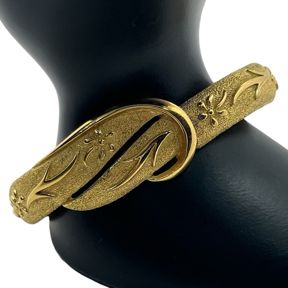 Crown Trifari Floral clamper Hinged Bracelet Gold tone 1950s Vintage